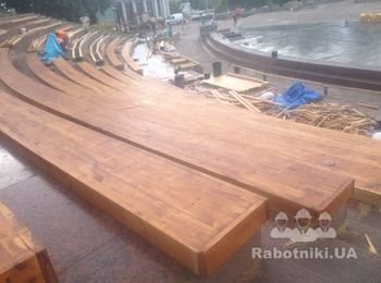в дні коли визначалися з висотою основної доріжки (4-6 дні)і плитку не можна було укладать,ми зробили деревяне покриття 1,5 сектора лавок біля сцени