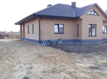 Тут був поний комплек робіт  даху підшиви і водостоків
