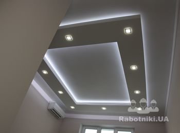 Потолок в спальной с LED подсветкой.