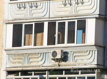 Сварка выноса балкона с дальнейшей отделкой и утеплением. Обшить вынос специалисты компании СК Комфорт могут предложить как жестью так и пластиковой вагонкой.