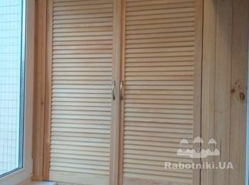 Шкафчик и жалюзних дверей