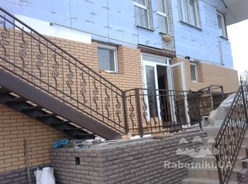 Облицовка кирпичом частной гостиницы