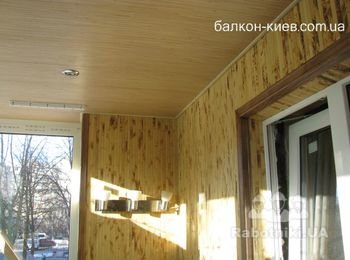 На фото - общий вид балкона. Потолок обшит ПВХ панелями, стены оклеены бамбуком. Даже зимой когда заходишь на такой балкон становится теплее. Услуги по ремонту и внутренней отделке балкона Вы можете заказать у нас по разумной цене. Работаем по Киеву. Звоните! Заказывайте! ТЕЛ. 066-434-0-565, 362-40-70.