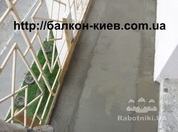 Вот такая получилось стяжка. Пол балкона стал ровным и гладким. Следует отметить, что никакого укрепления плиты балкона не производилось, не было такой задачи. Хотя мы и это можем. Но в данном случае это просто выравнивание пола под плитку. Услуги по устройству стяжки пола на балконах Киева Вы можете заказать у нас по доступной цене. Звоните! ТЕЛ, 362-40-70, 066-434-0-565