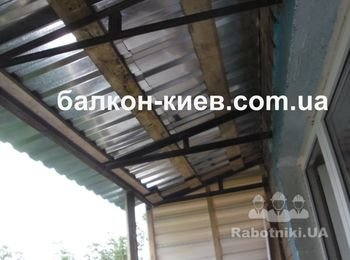 Крыша и обшивка балкона готовы. Вид изнутри. Для "полного счастья" нужна установка окон и монтаж внутренней отделки и утепления. Фото сделано изнутри, с пола балкона