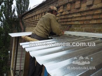 Установка примыканий на крышу балкона. Важная деталь любой кровли. Закрывает щель между между крышей и стеной дома. Часто неверно установленное примыкание сводит на нет все усилия по монтажу крыши балкона.