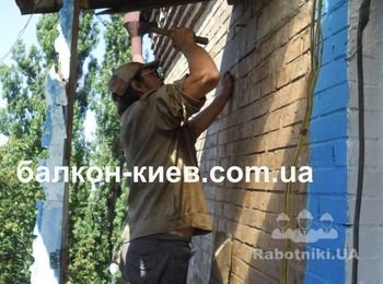 Начинаем сборку каркаса крыши балкона. Забиваем стальные колья для крепления элементов крыши к стене дома. С помощью таких креплений достигается прочность и надежность кровли на балконе. Фото сделано в момент монтажа.