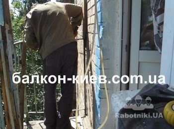 Прикрепляем с помощью сварки боковую часть ограждения балкона к стене с наружной стороны. Теперь парапет балкона прочно связан со стеной дома.