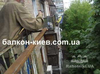 "Подошву" выноса балкона также крепим к кронштейнам с помощью сварки.