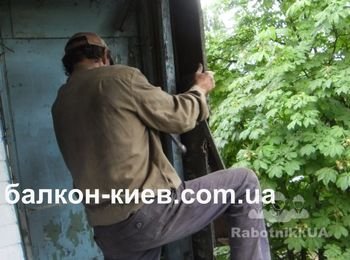 Демонтаж старого балкона в разгаре. Крышу решили пока оставить как защиту от солнца и возможного дождя.