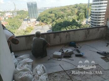 Зрізали 30 см. бетонного огородження балкону. Тепер для закріплення парапету і для основи металопластикових конструкцій ставимо швеллер. По верхньому торцю балконного огородження.