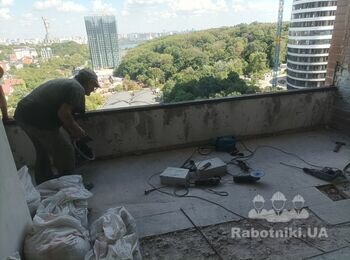 Роботу закінчено. Висоту парапетах скорочено на 30 см, верхній край закріплен швеллером. Можно ставити металопластикові конструкції.