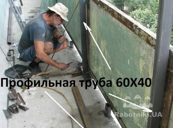 Встановлення стійок металевого каркасу вікон.