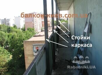 Стійки каркасу встановлені. Тепер треба змонтувати подошву для встановлення вікон.
