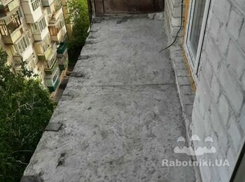 Робота по демонтажу балконного огородження з бетону завершено.