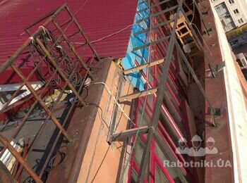 До цього часу покрівлю на мансарді вже зробили. Хіба снігоутримувачі не поставили. А робота з балконним дахом у розпалі.
