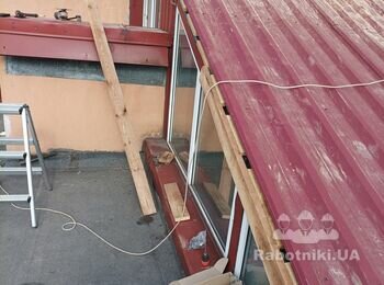 Додатковий монтаж дерев'янного каркасу даху. Збільшуємо козирок над вікнами мансарди.