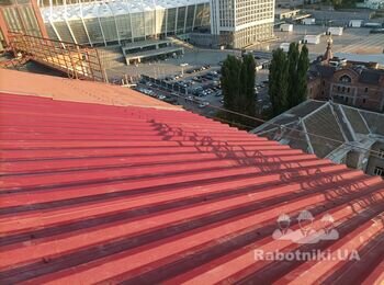 Заміна ( демонтаж - монтаж) покрівлі ведеться на 10 поверсі, так що і люди і інструменти припнуті на мотузках.