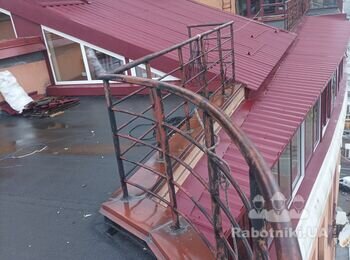 Тільки но встановили примикання (деталь яка закриває щілину між покрівлею і стіною будівлі) обрізали зовнішню частину дахового профнастілу, хлопці засклили балкона, а тутай дощ як ливане! Добра перевірка нашої роботи!