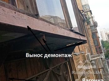 Балконные рамы старые деревянные, стёкла не вынимаются. Вынос балкона из уголка 50Х50Х5 тяжёлый и приварен к стойкам козырька "насмерть". И только демонтаж вагонки под рамой делаем с удовольствием и без хлопот!)