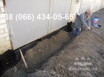 Начинаем обратную засыпку траншеи под фундаментом гаража.