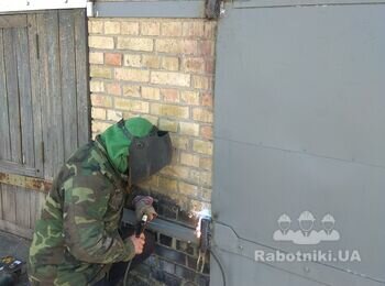 Такую же операцию (сварка) делаем с верхней петлей гаражных ворот.