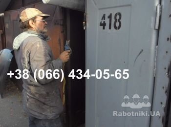 Приступаем к усилению петель на гаражных воротах. устанавливаем стальные накладки. Сварка все время в работе.