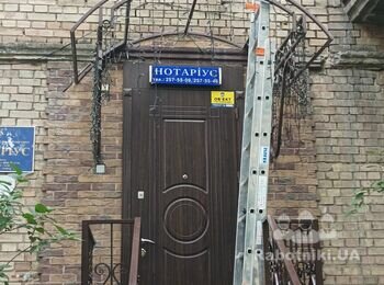 Старий полікарбонат, точніше його уламки зняли. На фото - каркас козирка без покриття.