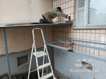 Встановлення примикання. Це деталь яка затуляє щілину між стіною і покрівлею з профнастілу.