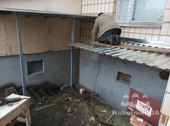 Монтаж покрівлі з профнастілу над входом в підвальне приміщення продовжується.