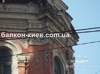 На козырьке, В местах произрастания деревьев, кладка совсем разрушена. Чтобы кирпичи не упали вниз на головы прохожих, закрепляем кладку на фасаде дома. Это фото сделано с земли.