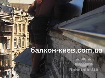 Часть козырьков на кирпичном карнизе установлена. Монтаж продолжается в штатном режиме. Новые отливы - козырьки намного шире старых и полностью их закрывают.