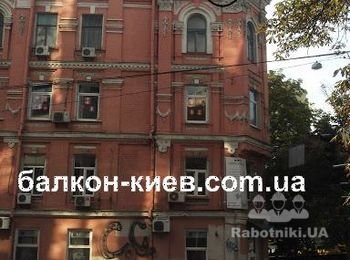 Кружочком отмечена "берёзовая роща" на фасаде дома. Такую растительность нужно изводить на корню, так как она разрушает кирпичную кладку.