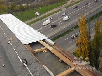 Каркас крыши выполняем из дерева, закрепляем к бетону. Используем кровельные саморезы. Фото сделано с крыши дома. Информацию по ориентировочным ценам на монтаж крыши балкона и другим услугам по ремонту Вы можете посмотреть здесь http://remont-kiev.stroimdom.com.ua/products/?categoryid=695