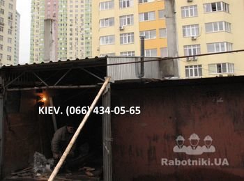 Установка новой односкатной крыши гаража закончена. Демонтаж старой тоже. И как "вишенка на торт" обшивка профнастилом передней стены гаража, над воротами. Перестройка старой крыши входит в финальную стадию.