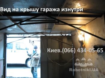 Еще одно фото старой крыши гаража. По моему, это что то из инструкции "Как не надо делать". Слеплена из листового железа разной толщины, сварочные швы никуда не годятся, а каркас крыши - просто жуть! Если снега выпадет чуть больше нормы может провалиться!