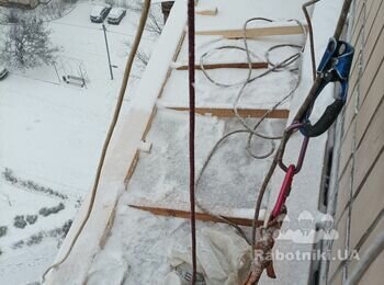 Снігопад сповільнює темп роботи!(
Для того щоб продовжувати монтаж даху балкона треба спочатку прибрати сніг.