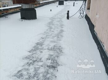 Навіть доріжку до робочої зони теж бажано звільнити від снігу!