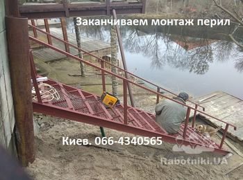 Монтаж перил практически закончен. Зачищает сварочные швы, и айда красить лестницу! А фото какие романтические получаются! В заливе отражаются небо, деревья, дома на противоположном береге. Собачка пробежала помогать!