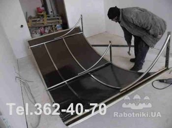 Раздумья о том, как поднять крышу над плитой балкона не повредив нежной кровли из поликарбоната. Для аккуратного монтажа нас и вызвали. Это фото козырька внутри помещения, на балкон еще не вытаскивали.