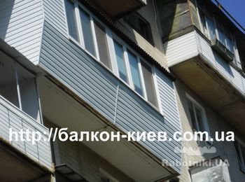 Вот так выглядит балкон после замены наружной обшивки из вагонки на сайдинг. Вид с земли. Цену на замену (демонтаж - монтаж) наружной обшивки и стоимость другого ремонта балкона Вы можете узнать здесь: http://remont-kiev.stroimdom.com.ua/products/?categoryid=695