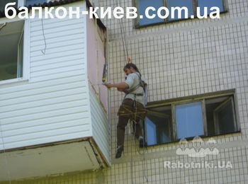 Переходим на противоположный торец ( боковую часть ) балкона. Вагонку уже демонтировали. Заменяем утеплитель и заделываем пеной швы между листами утеплителя. На фото - положение промышленного альпиниста когда он работает. Согласитесь что записывать что либо и говорить по телефону неудобно. Поэтому если Вас просят послать СМС, или скинуть фото на Вайбер ПОЖАЛУЙСТА сделайте это! Спасибо! Тел 066-4340565.