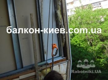 Вид на торцевую часть балкона лишенную наружной обшивки (фото из окна по соседству с балконом). Каркас внутренней отделки, "голый" гипсокартон который заливает боковым дождем ( видны потеки ) торчат куски минеральной ваты. Жуть!