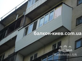 Фото балкона с другого ракурса. Здесь видно что с этой части наружной поверхности балкона еще не демонтирована вагонка. Замена наружной обшивки на этой части балкона еще впереди.