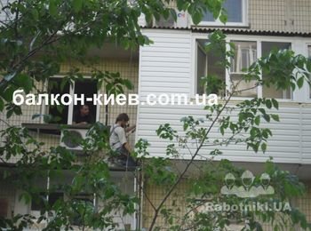 Вот такой вид имеет наружная обшивка балкона сайдингом. Прочно и красиво. В отличии от вагонки такая обшивка будет "жить" и не создавать проблем заказчику более 10 лет. Мы давно отказались от пластиковой вагонки, как от материала для наружной обшивки балкона и теперь используем только профнастил и сайдинг. Цена более высокая, но надежнее в разы!