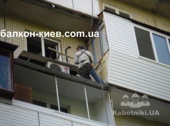 Части каркаса наружной обшивки передаются из окна соседней комнаты. Это удобно и сокращает время ремонта. Но всё равно, и физически, и морально приходится конкретно напрягаться! Поэтому и цена за такую работу немаленькая, но справедливая! Фото сделано снизу, с земли.