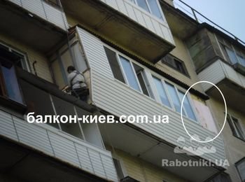 Вид на балкон с земли. Проводятся работы по замене наружной обшивки балкона в торцевой части. Справа на фасаде, в кружочке, не зашитый кусочек утеплителя. Обшивка торца балкона, в данном случае, тоже имеет свои сложности. Козырек которым накрыт балкон этажом выше может перерезать веревки на которых висит монтажник. Здесь важно правильно оценивать степень риска и установить правильно навеску.