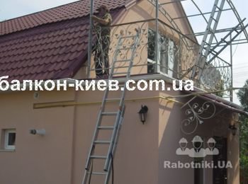 Для того, чтобы втащить лист поликарбоната целиком (размер 210*600 см) делаем оснастку - привязываем лестницы, вяжем целую систему страховочных петель. Фото сделано с земли.