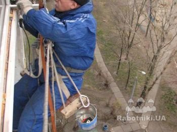 Ограждение балкона выполнено из бетона, доступ в рабочую зону обшивки только с помощью высотника. Причем балкон уже застеклен. До нашего прихода на объект, какие-то умельцы пытались сделать обшивку находясь внутри балкона, но не удалось. Доступ к парапету только с улицы. Фото сделано с балкона.