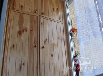 Обшивка деревянной вагонкой внутри балкона.
Дерево создаёт тепло и уют в интерьере любого помещения, в том числе и балкона. После монтажа вагонки поверхность, как правило, вскрывается лаком. Услуги по монтажу вагонки мы оказываем в любом районе Киева. Звоните!